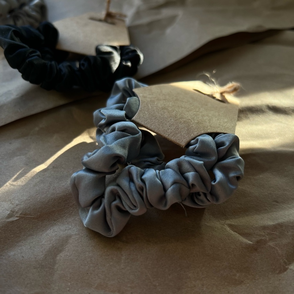 🤩 any two items for $9 🤩 2 pack silk scrunchies - Picture 4 of 7